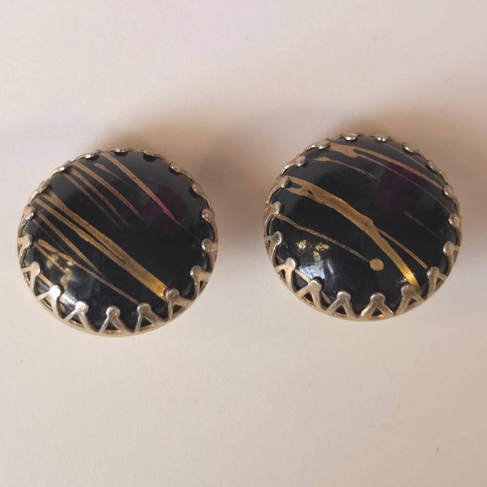 Vintage Unsigned Retro Style Black Gold Swirl Sawtooth Clip On Earrings